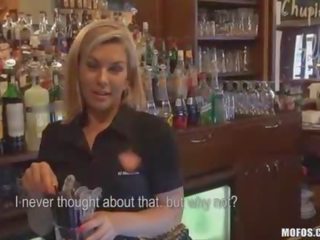 Bartender sucks katawan ng poste sa likod ng counter