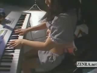 সাবটাইটেল lithe জাপানী keyboardist বিচিত্র খেলনা খেলা