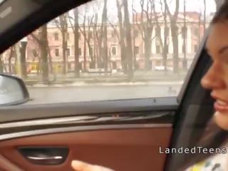 Pechugona adolescente consigue anal en la coche