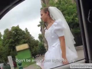 Rejected νύφη τσιμπούκι σε αμάξι σε δημόσιο